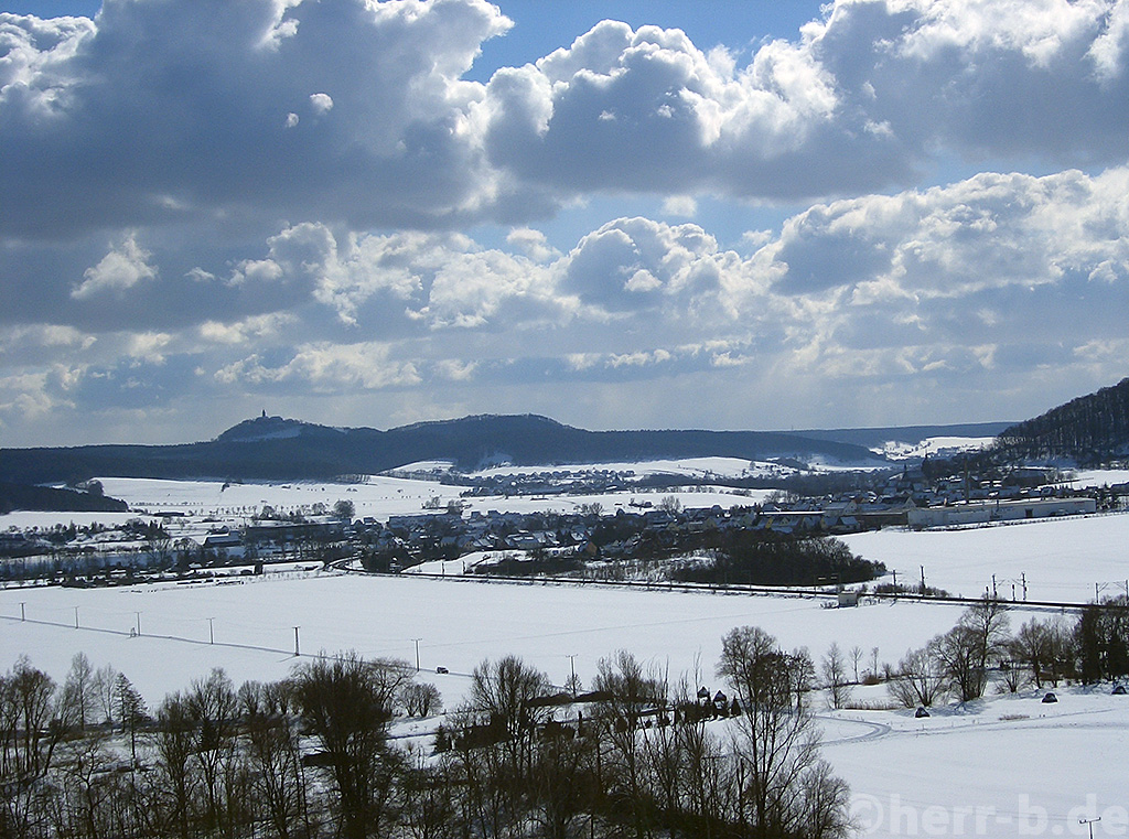 Blick von der Rabenschüssel auf Rothenstein und das Saaletal