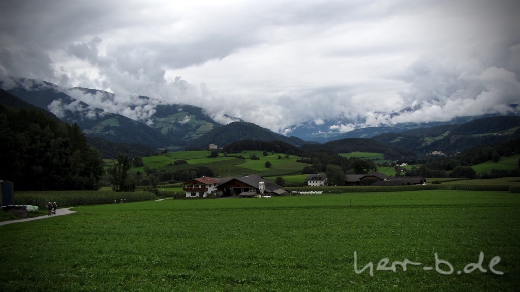 Kurz vor dem Etappenziel ein Blick zurück ins bewölkte Südtirol.