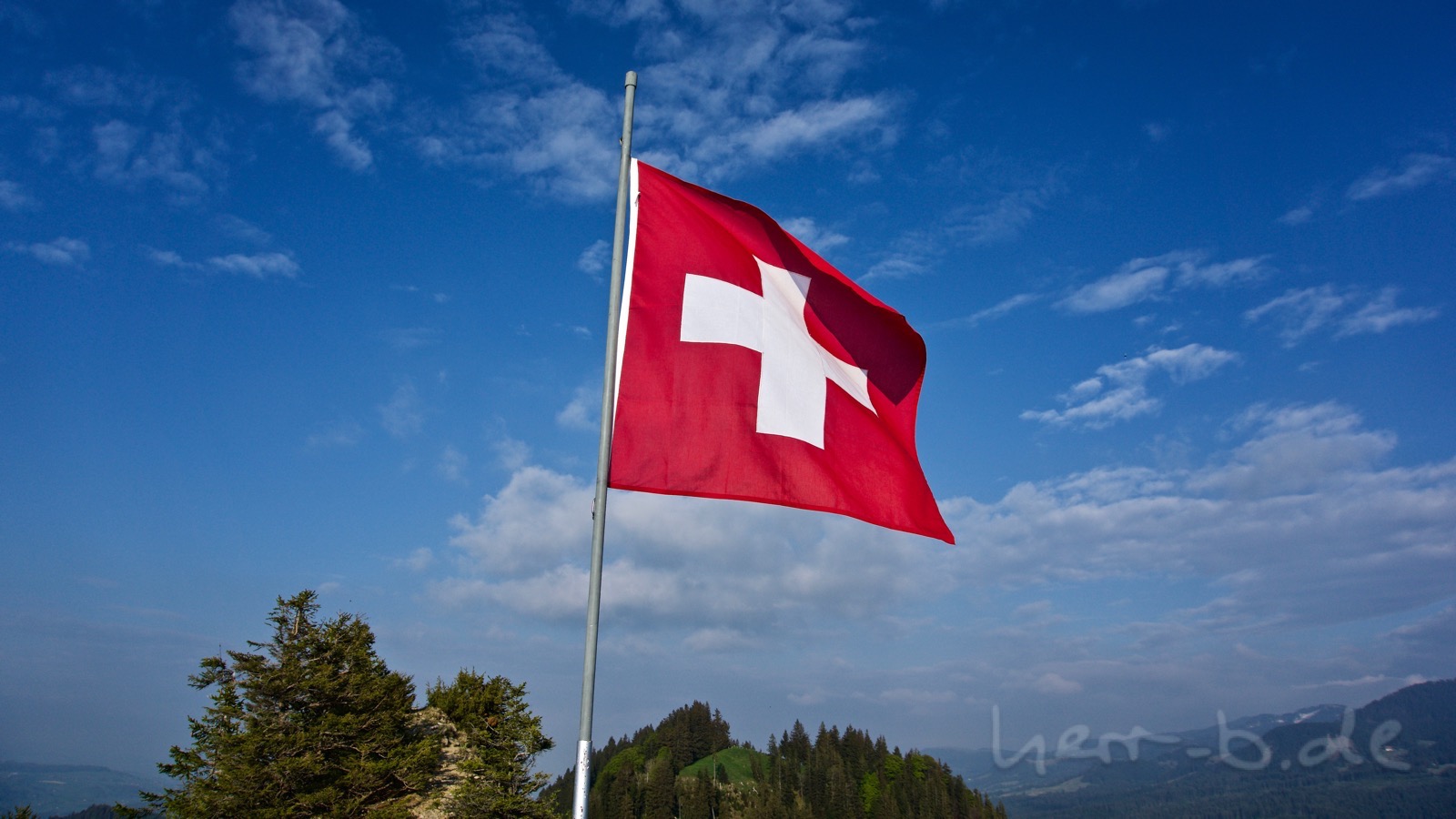 Die Schweizer Fahne weht auf dem Guggershörnli.