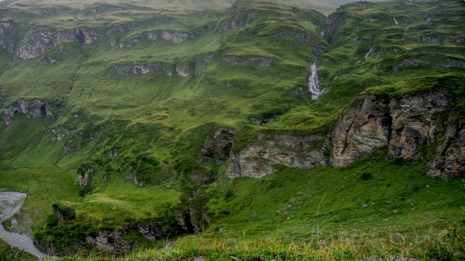Nasse Landschaft in der Abfahrt vom Tomülpass nach Vals.
